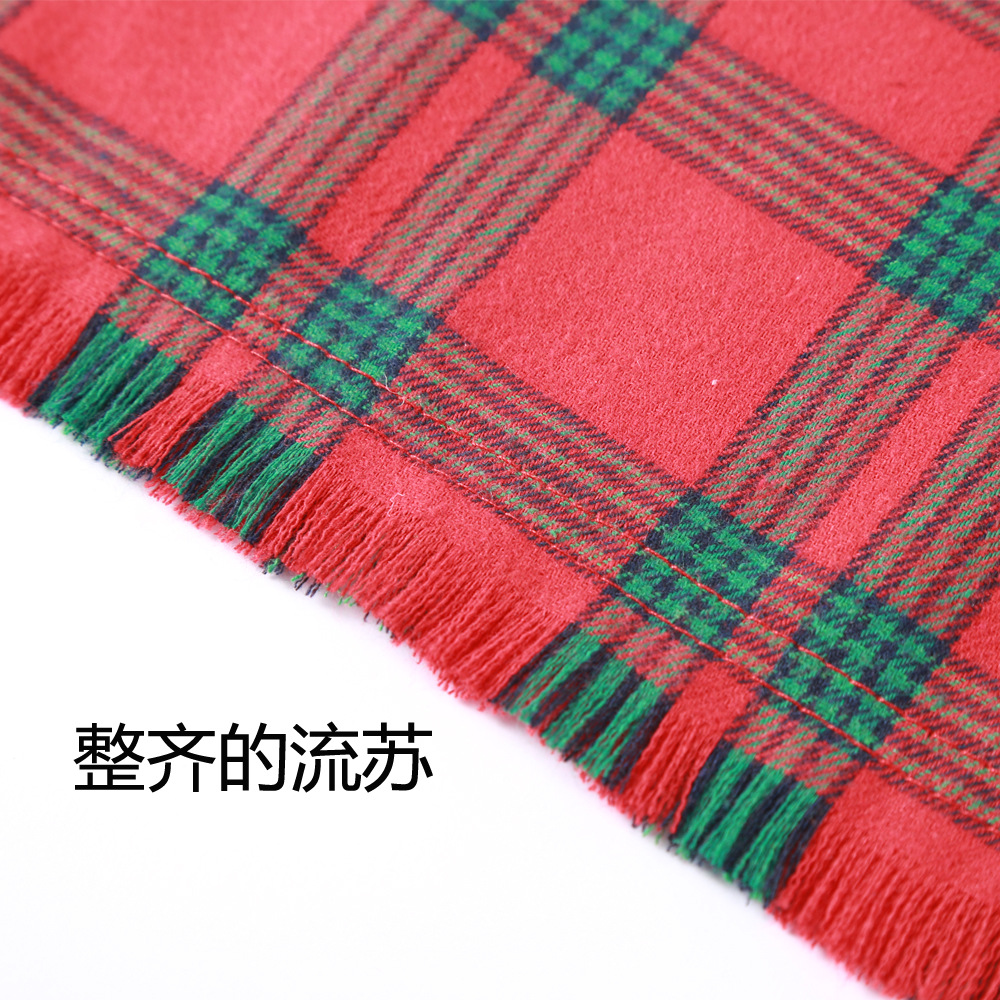 Fabricante en stock transfronterizo nueva Navidad mascota saliva toalla borla triángulo toalla perro Plaid mascota triángulo toalla
