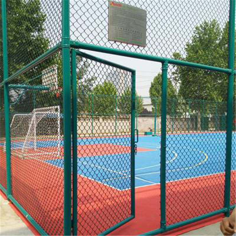 厂家供应球场围网篮球场包塑铁丝网操场公园护栏网勾花隔离防护网