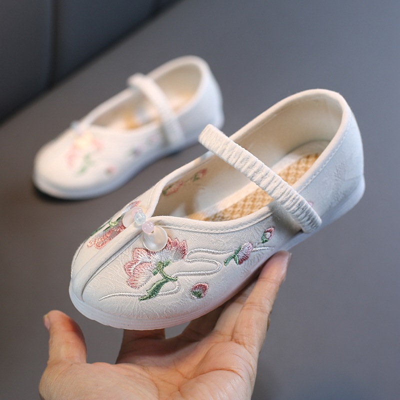 The manufacturer directly sends traditional cloth shoes, dance shoes, performances, small white shoes, traditional embroidered shoes, children's Hanfu shoes to old Beijing