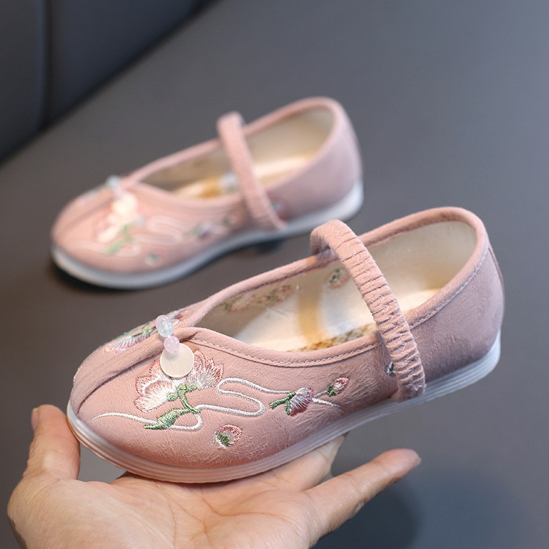 The manufacturer directly sends traditional cloth shoes, dance shoes, performances, small white shoes, traditional embroidered shoes, children's Hanfu shoes to old Beijing