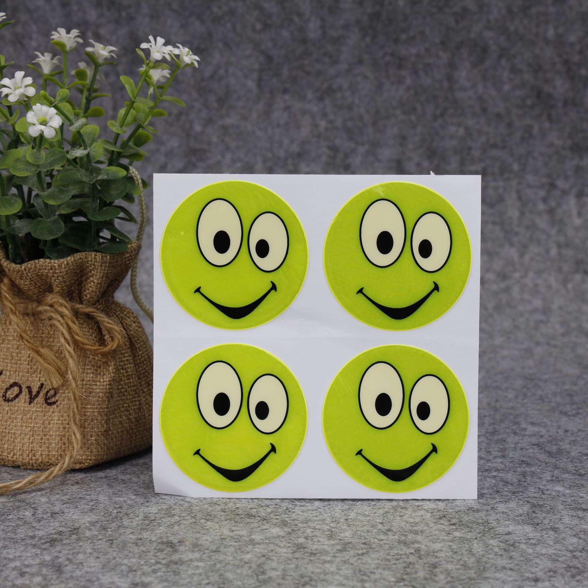 厂家供应欧美商超笑脸表情贴PVC反光贴纸户外骑行PET自行车反光贴