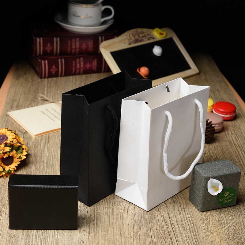 现货批发纯黑纯白色压纹小纸袋饰品首饰服装礼品手提袋购物袋子