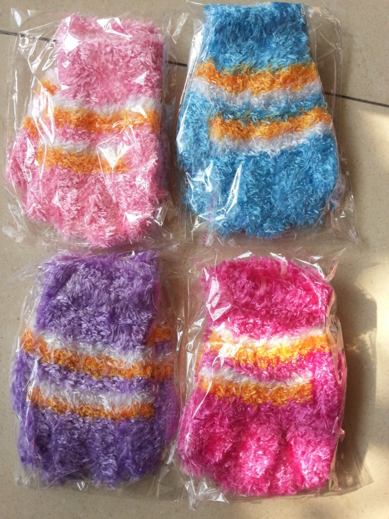 De punto de fábrica de invierno de doble capa de kindergarten caliente bolsa de escuela primaria niños jacquard guantes a rayas al por mayor