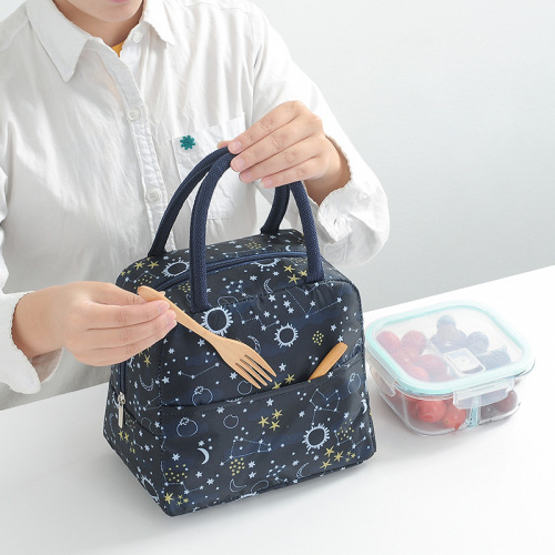 Insulated lunch bag with aluminum foil and thickened design, ideal for students' hand-held ice packs, office lunch boxes, and portable meal carriers.