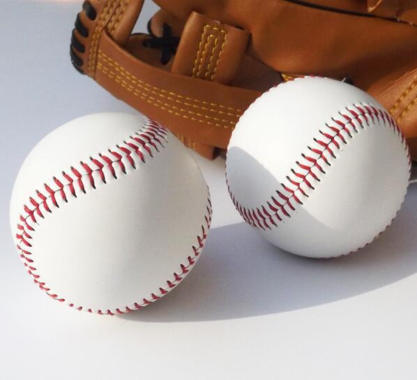 Белый, бейсбольный