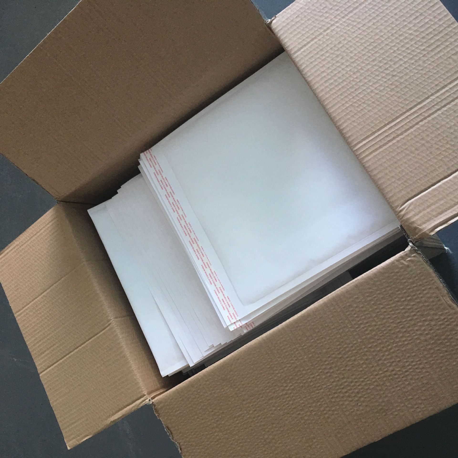 批发衣服快递袋黄色白色气泡信封40X30cm整箱140个可印刷LOGO