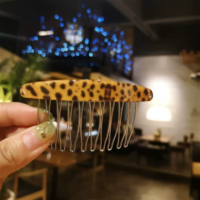 Large dark leopard print 8.2cm
