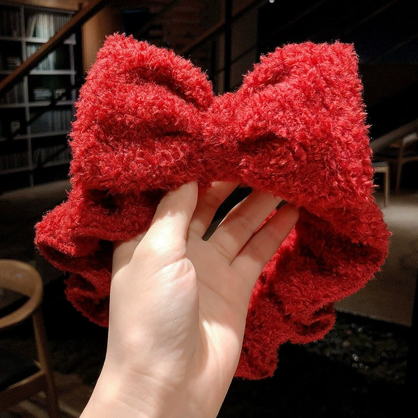 With bow, red