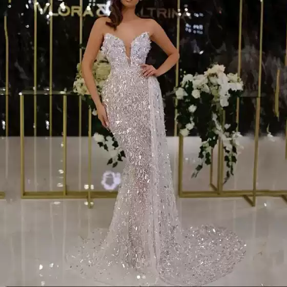 2025 New Arrival Summer Women's Sleeveless Sexy V-Neck Party Dress with Silver Foil Shimmer Evening Gown