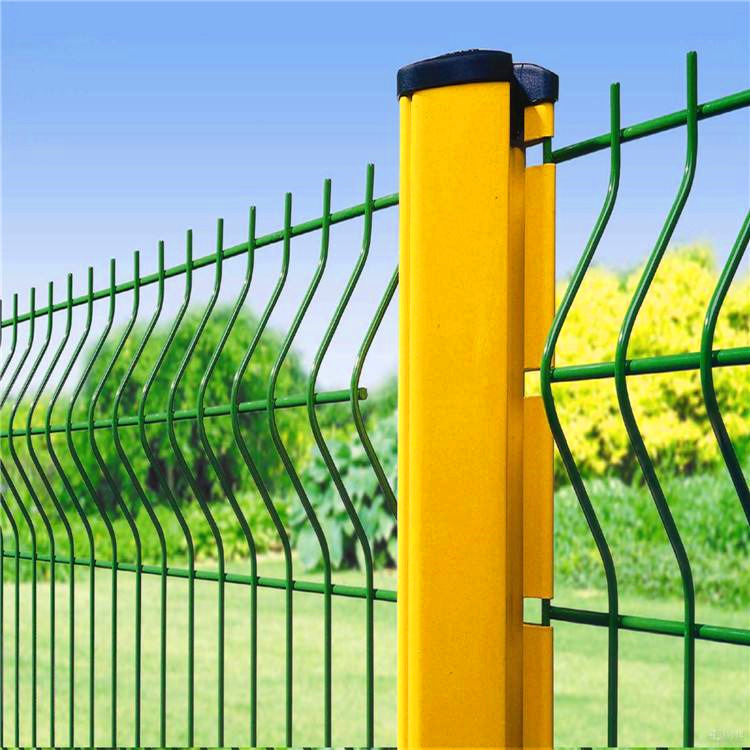 三银桃型柱护栏三折弯围栏双边丝桃型柱护栏网