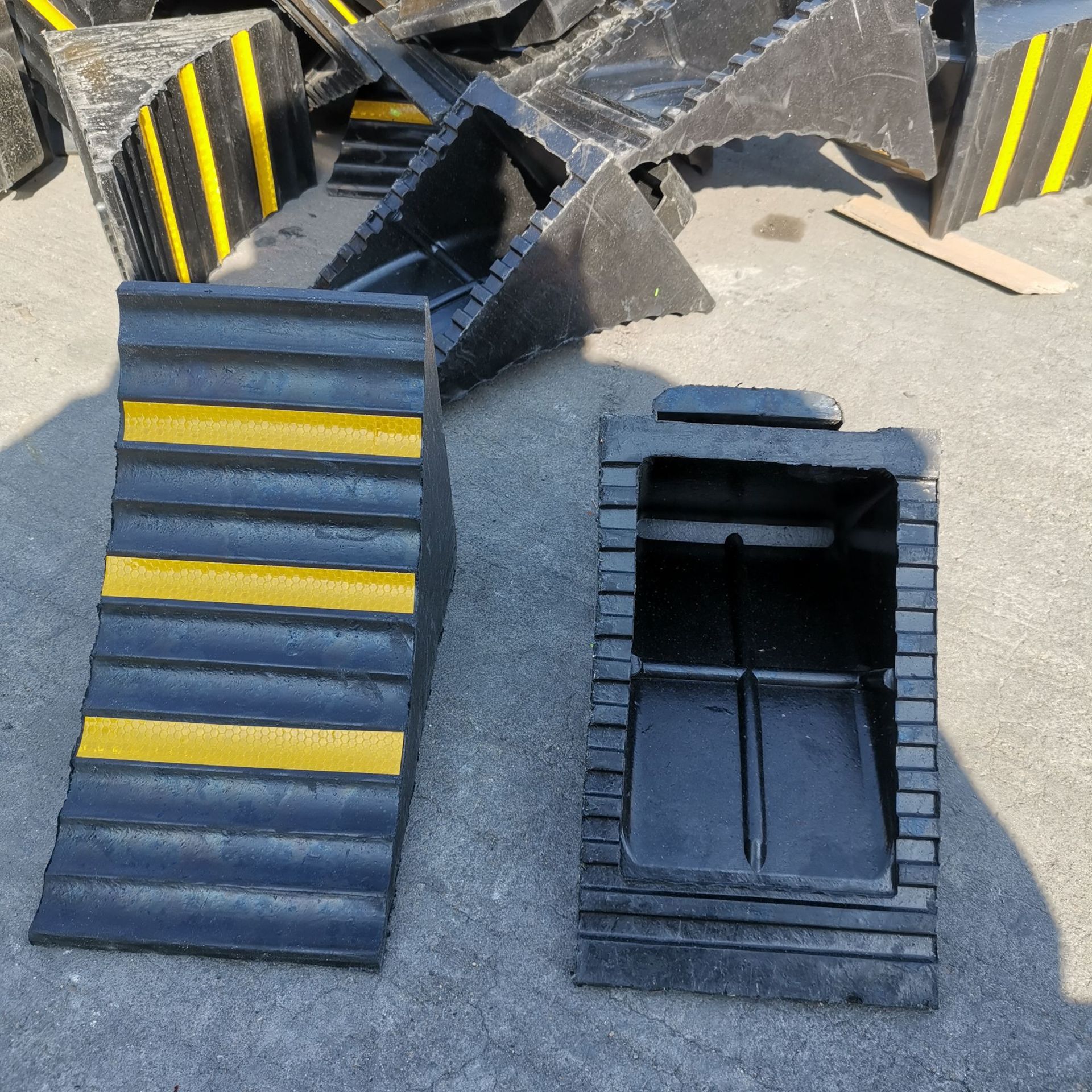 橡胶汽车防溜车止退器三角木大货车汽车轮胎便携式车位阻车止退器