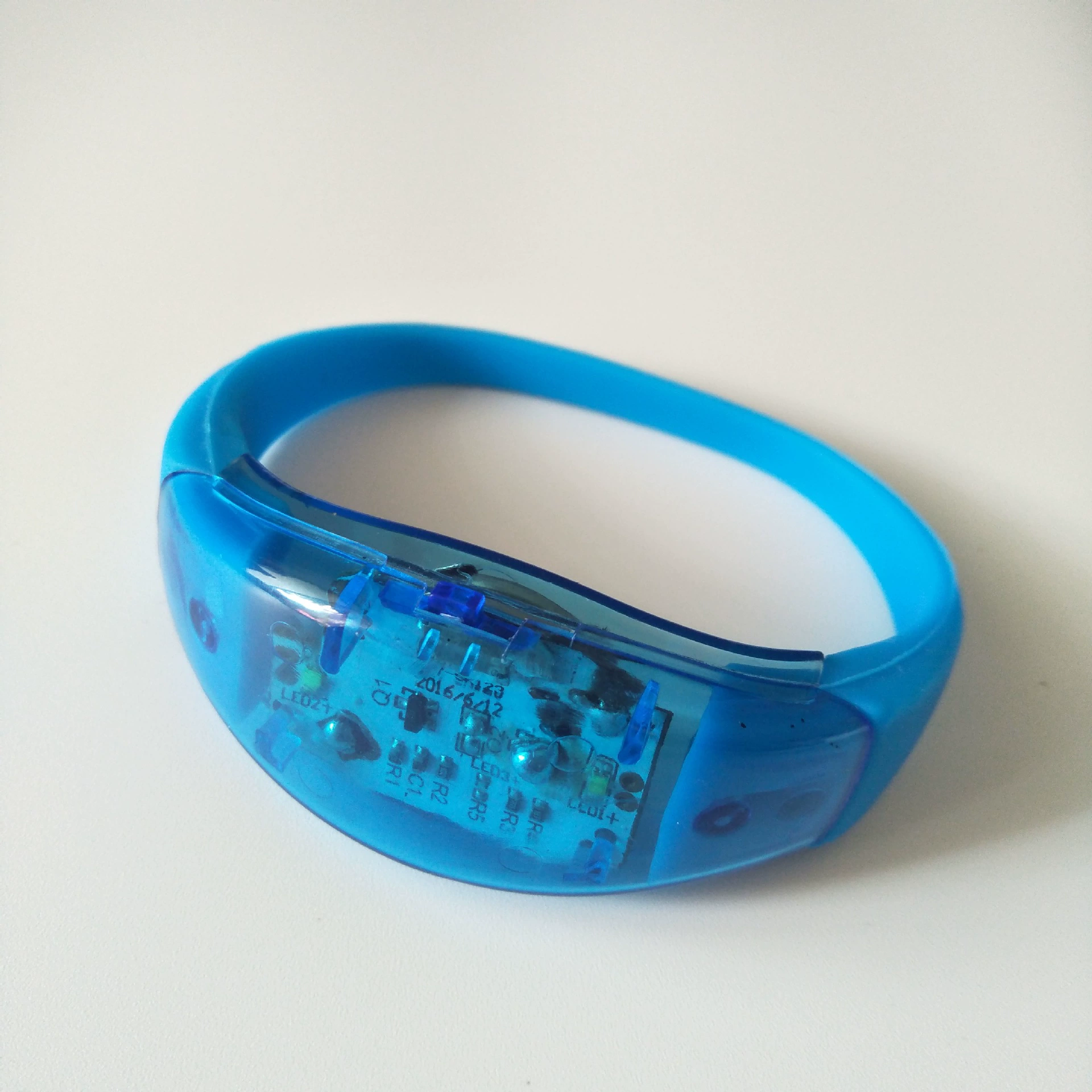 Индивидуальный изысканный китайский День святого Валентина, красочная атмосфера, блестящая команда, стиль кемпинга, ночная вечеринка, силиконовый светящийся браслет