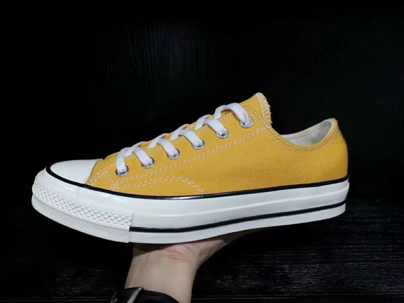 1970 년대 노란색 낮은