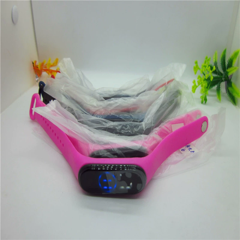 Светодиодные электронные часы сенсорный метр 4 студенческие часы оптом практические подарки 5 юаней магазин детский светящийся браслет