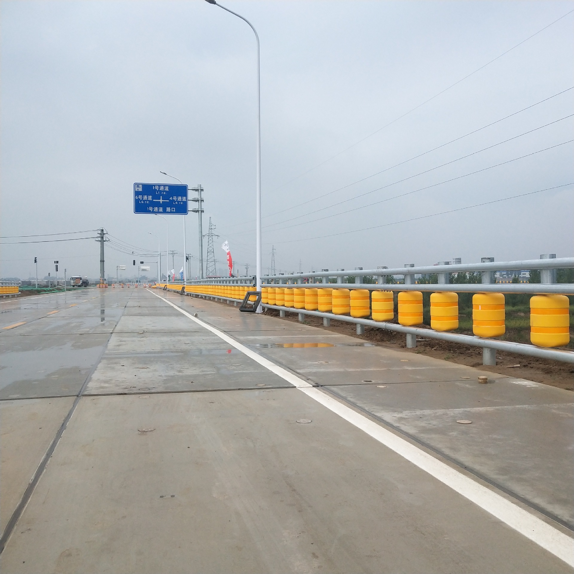 高速公路滚筒式防护栏 旋转防撞桶护栏 道路抗冲击防撞护栏