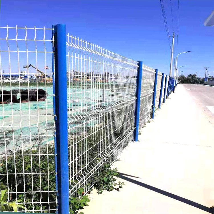 支持桃型柱护栏网鱼塘河道三折弯围栏小区折弯护栏工厂自营