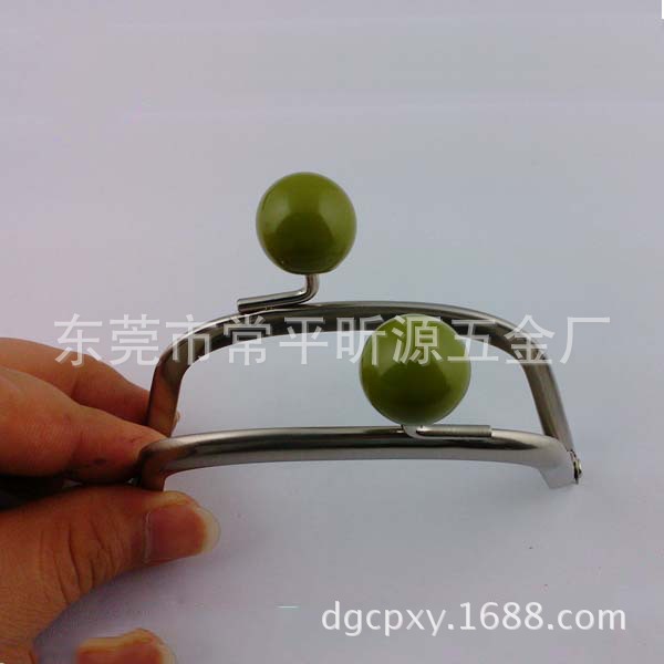 东莞厂家生产 新款挂电叻色零钱包半圆铁夹子， 高档五金