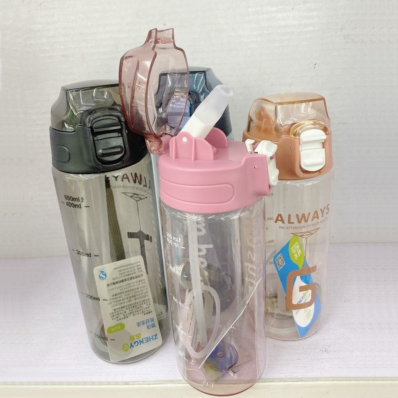 Suministro de plástico taza de beber al aire libre de fitness portátil taza de agua cubierta de rebote paja estudiante deportes taza de agua taza de Estudiante