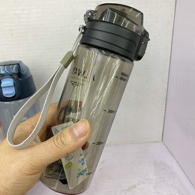 Suministro de plástico taza de beber al aire libre de fitness portátil taza de agua cubierta de rebote paja estudiante deportes taza de agua taza de Estudiante