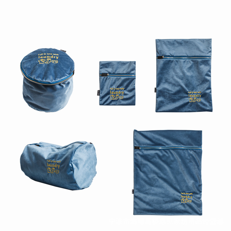 Синяя бархатная сумка для одежды Peacock