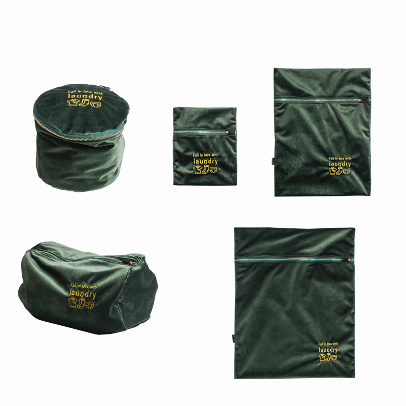 Сумка для одежды из темно-зеленого бархата.