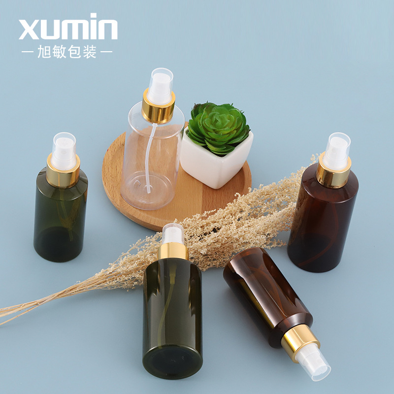En stock botella de spray botella de embalaje cosmético aerosol blanco anillo de oro brillante hombro oblicuo PET puro botella de spray de rocío Xumin material de embalaje