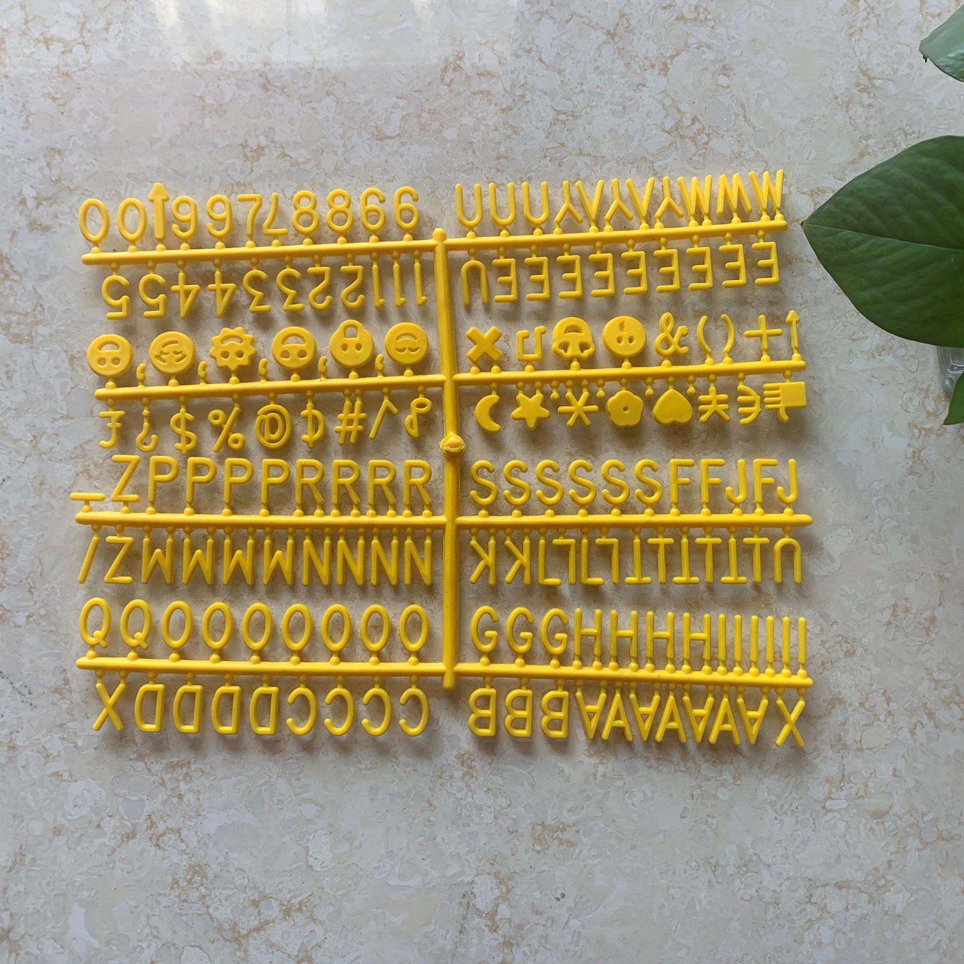 Tablero de fieltro de Amazon tablero de mensajes tablero de letras en inglés fieltro carta de plástico de 0,75 pulgadas 170 pequeño