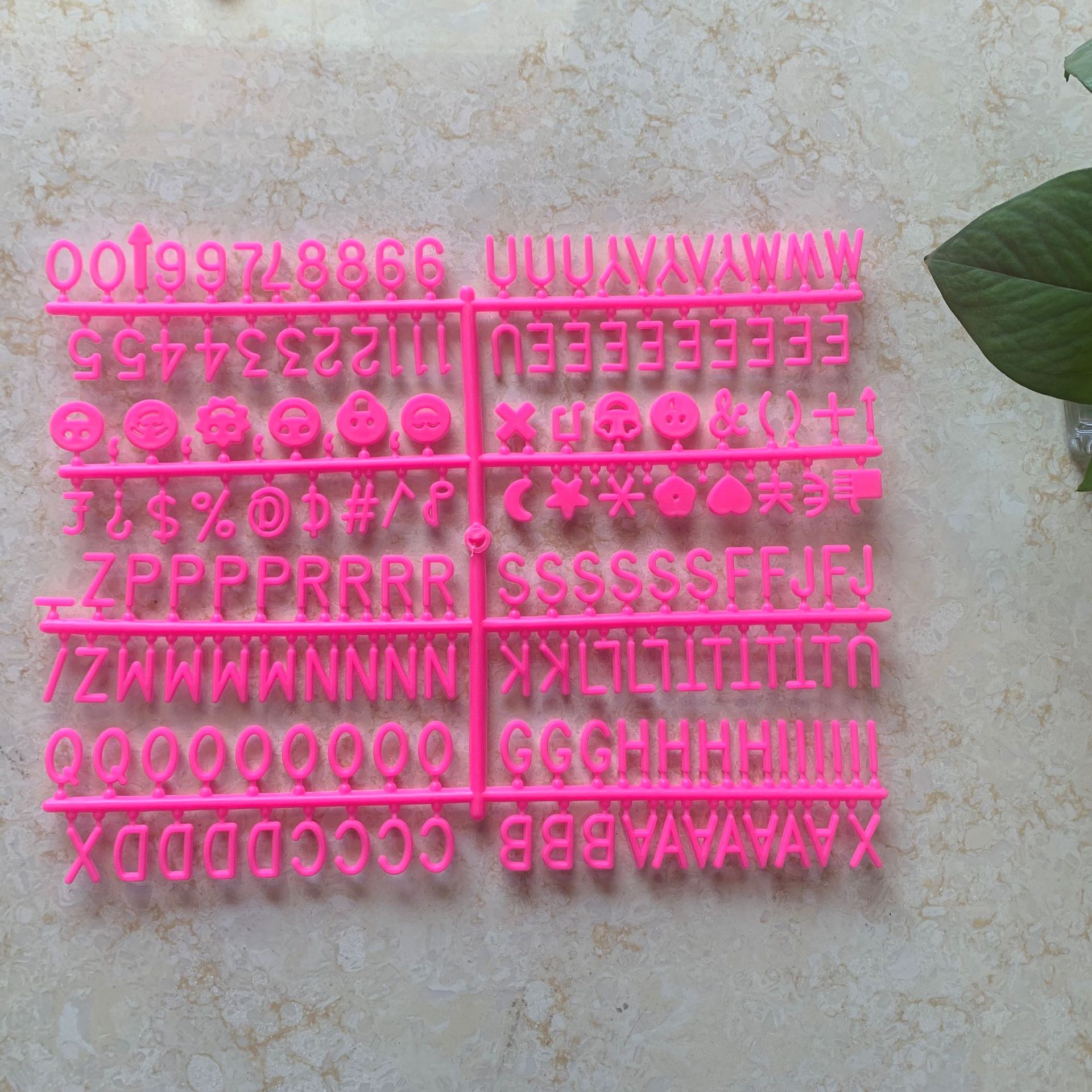 Tablero de fieltro de Amazon tablero de mensajes tablero de letras en inglés fieltro carta de plástico de 0,75 pulgadas 170 pequeño