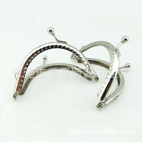 厂家供应布袋口金 ，小钱包夹扣，包半元五金配件