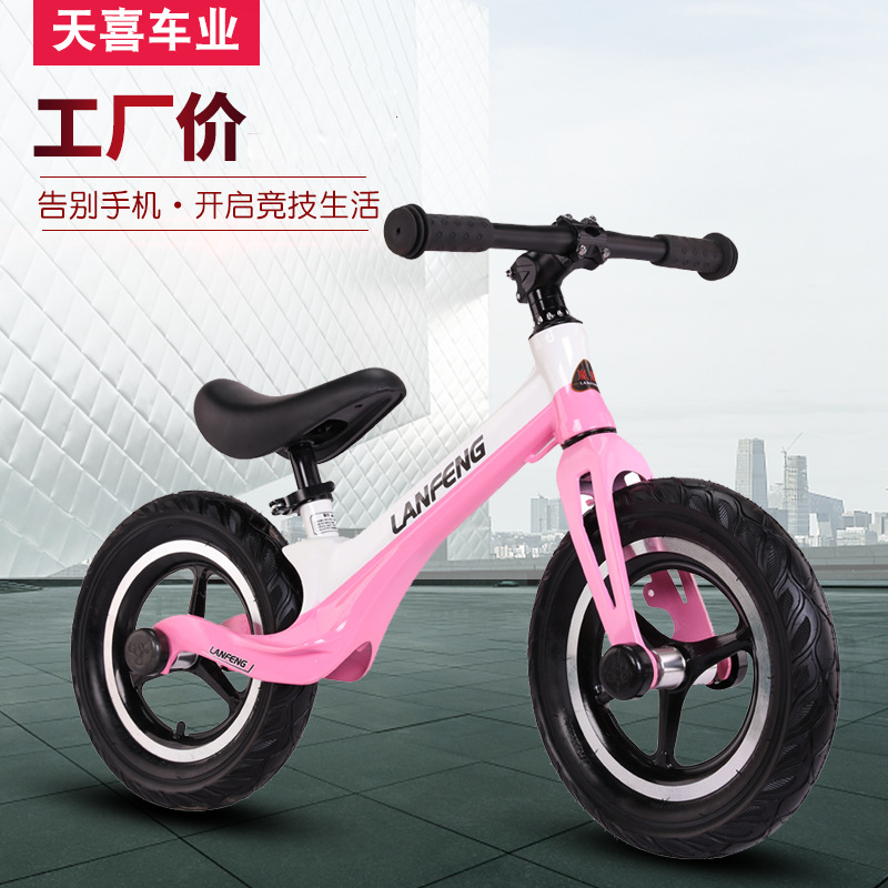 Fábrica al por mayor de los niños equilibrio coche inercia scooter de dos ruedas Walker bicicleta sin pedal