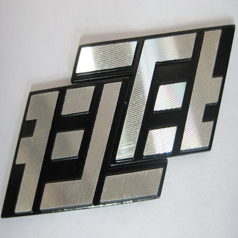 大量铭牌铝标牌采用金属材质冲压喷油拉丝应用在各种电子产品表面