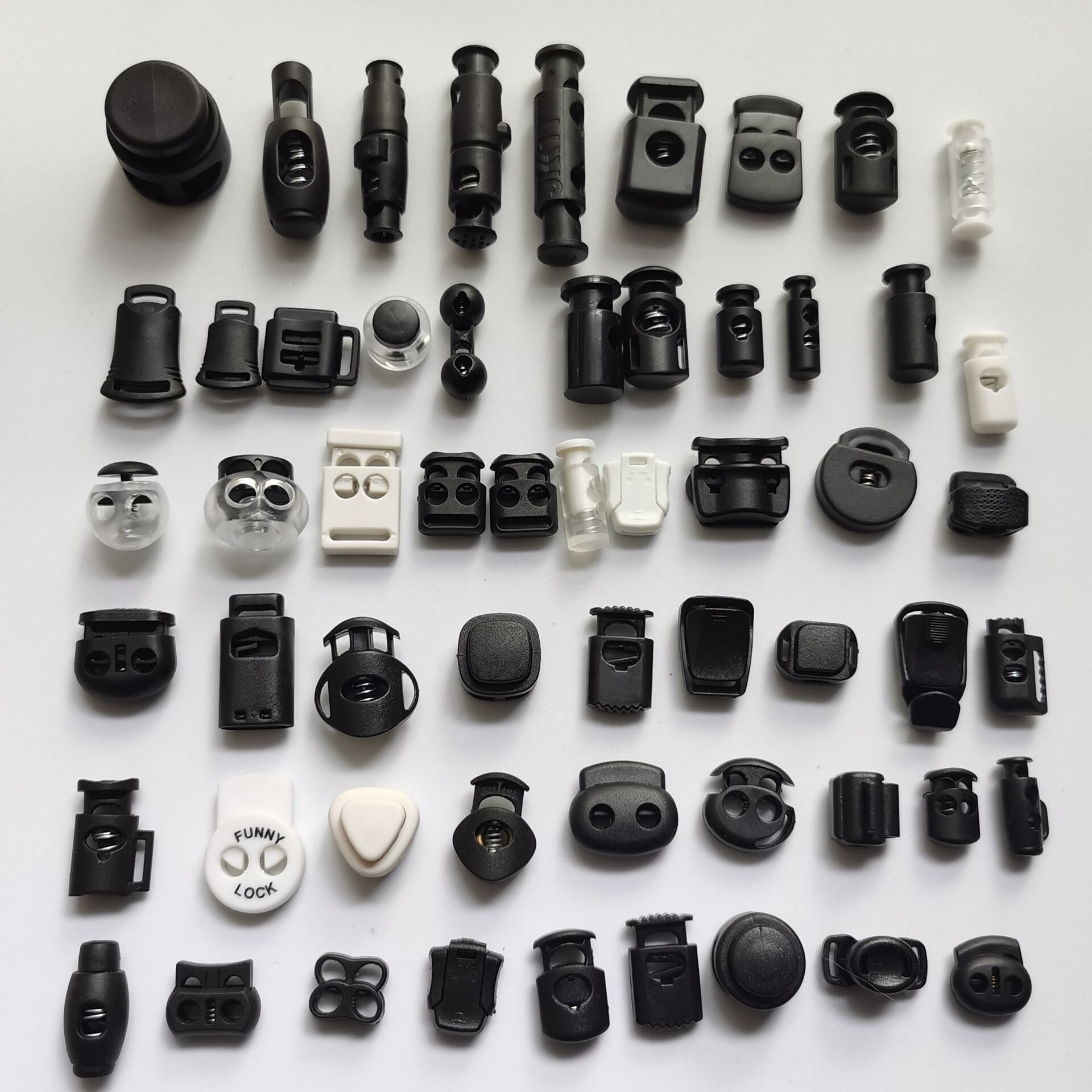 （工厂店）热销各种款式塑料绳扣（单孔双孔体型齐全）