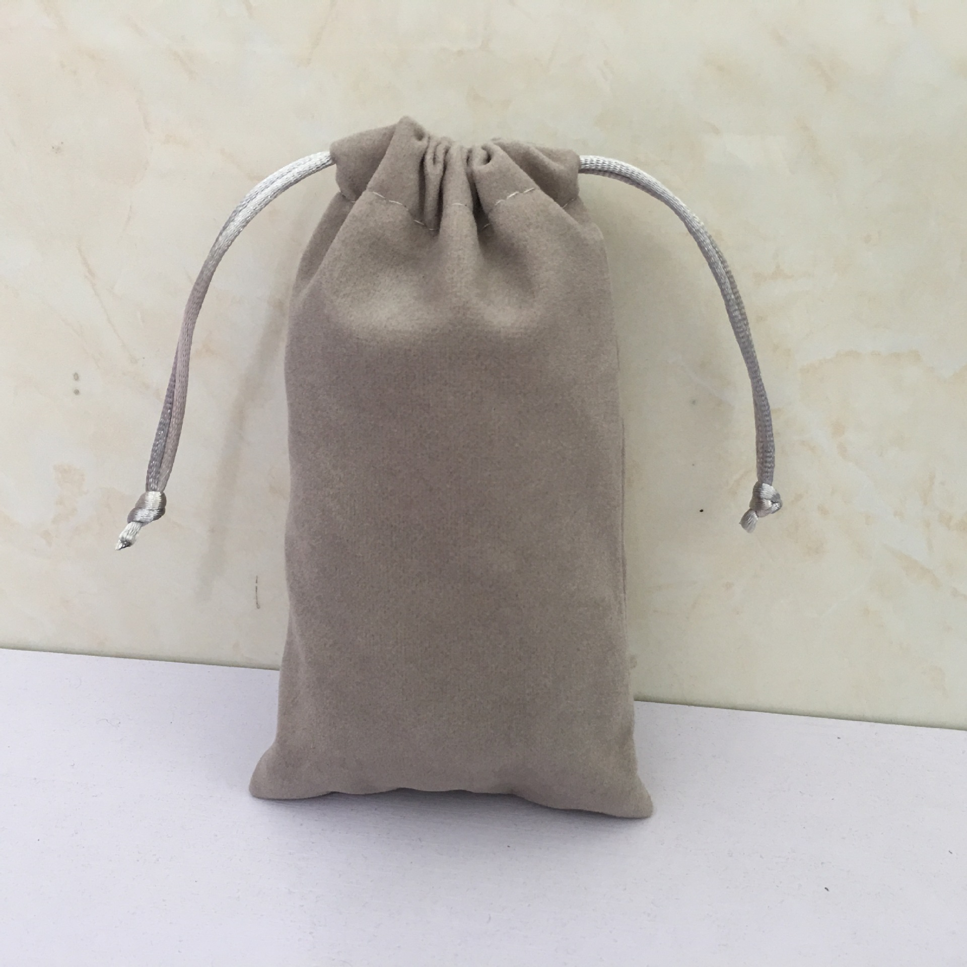 Suministro directo de fábrica Cisne franela bolsa de terciopelo bolsa de cordón joyería bolsa de terciopelo bolsa de almacenamiento de terciopelo