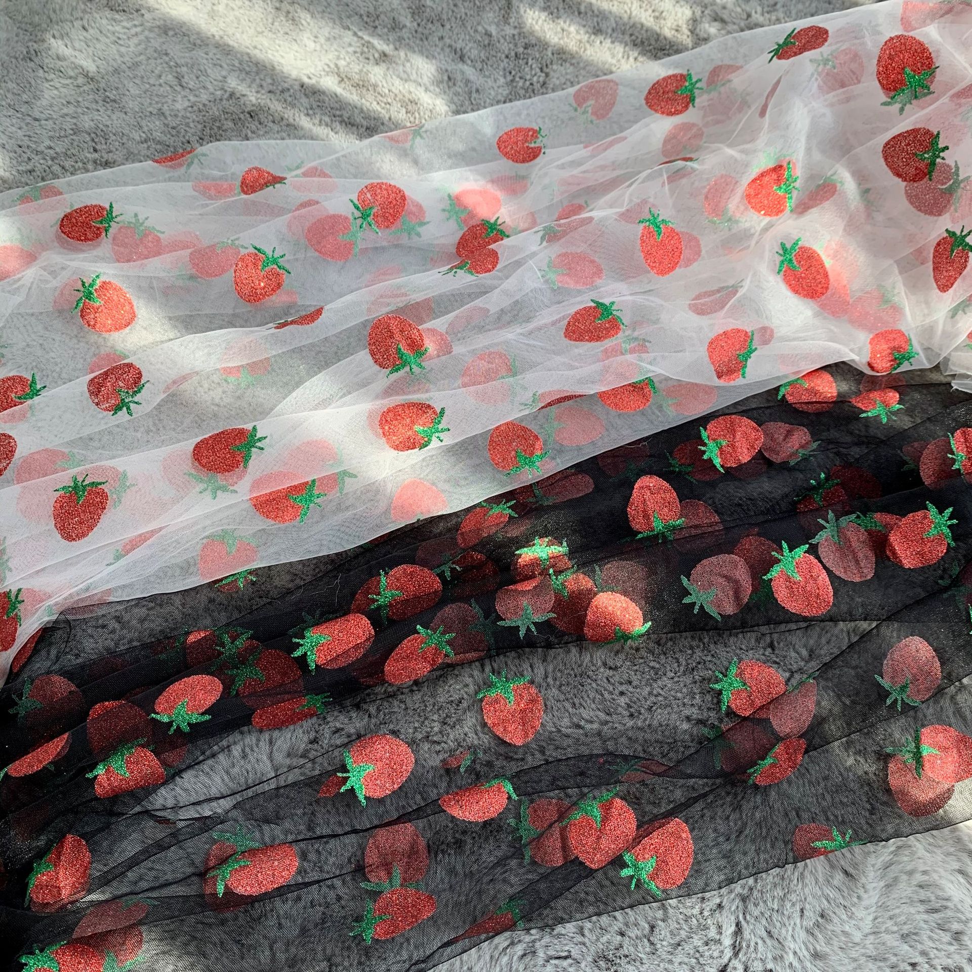Milan red fresa impresión polvo Malla tela niños Lolita ropa de mujer tela fresa polvo estampado Malla tela