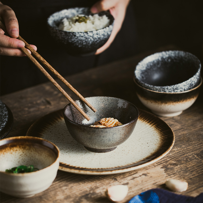 レトロな粗陶のご飯の碗のアイデアの日本式の陶磁器のラーメンの碗の外の紋様の家庭の食器のカップラーメンのスープの碗のサラダの碗|undefined