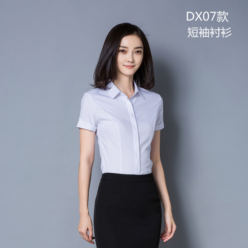 Primavera nueva ropa de negocios camisa de mujer blanca manga corta estilo coreano Delgado tapeta oscura pecho hebilla multi-grano anti-exposición