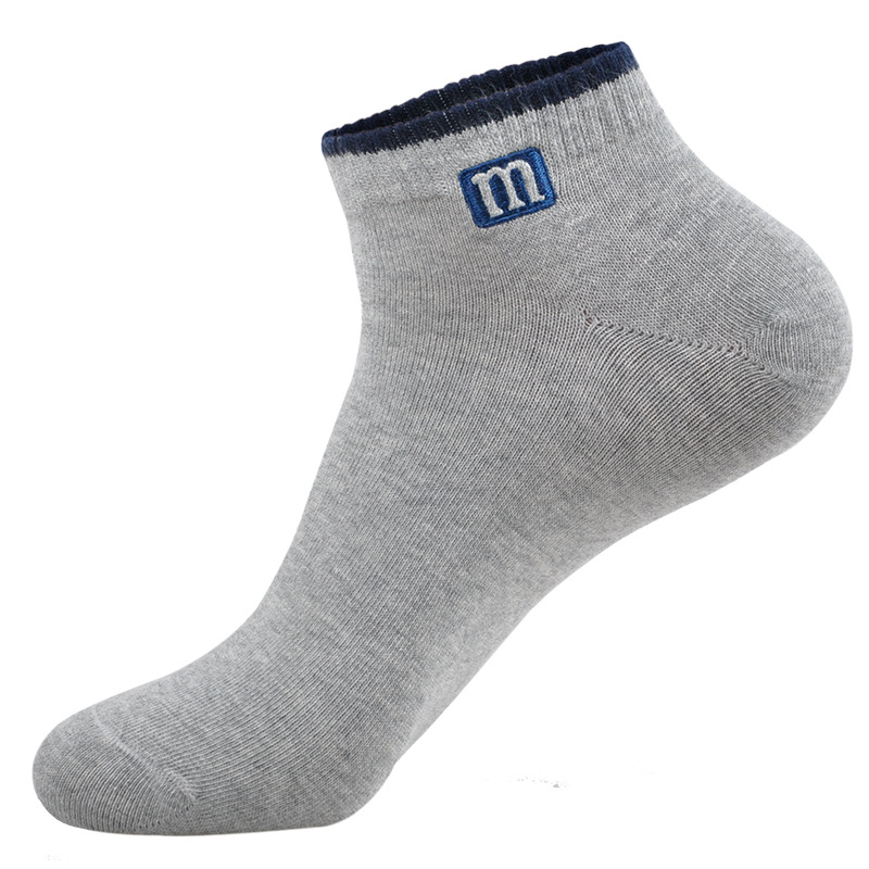 M 단어 양말 한 쌍의 회색