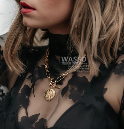 Elegant European and American-style exaggerated vintage gold-plated brass chain necklace featuring a large baroque gold coin with cold, minimalist charm and an OT clasp—paired with delicate baroque pearls.