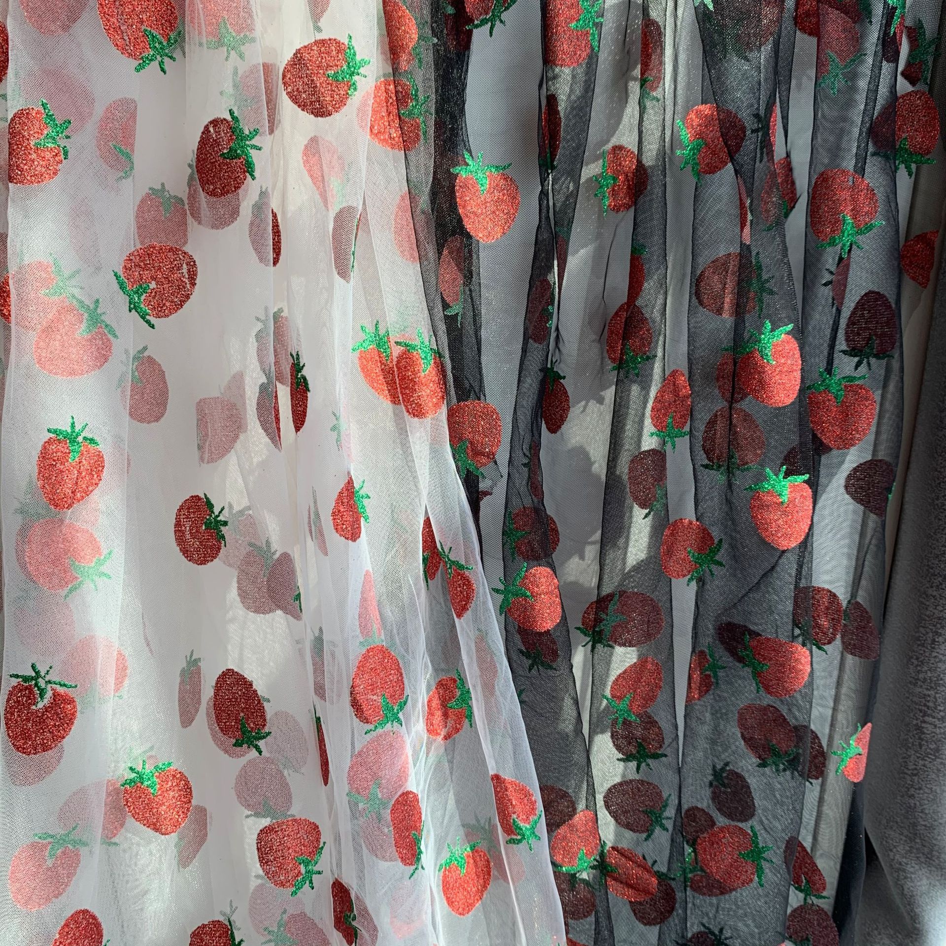 ins新款草莓网纱 网眼布后加工 草莓印粉烫粉 童装女装纱裙面料爆