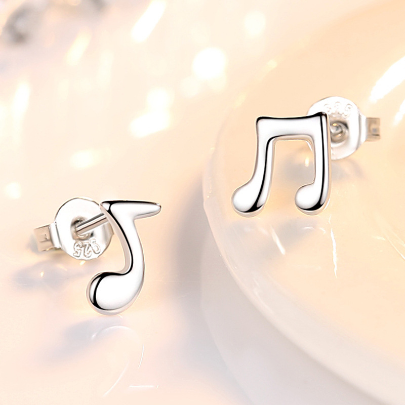 S925 plata esterlina nueva moda simple nota pendientes de las mujeres pequeño elegante Internet celebridad estilo fresco pendientes asimétricos