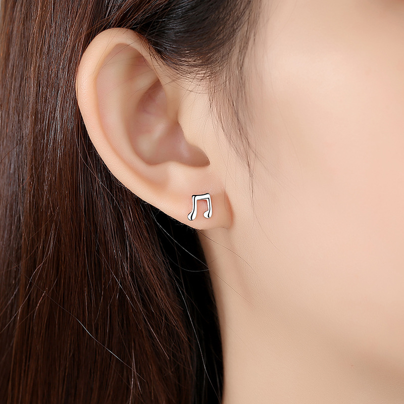 S925 plata esterlina nueva moda simple nota pendientes de las mujeres pequeño elegante Internet celebridad estilo fresco pendientes asimétricos