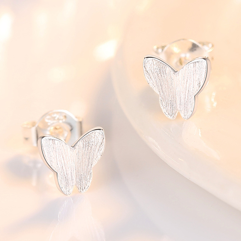 Corea del Sur pendientes pequeños pendientes simples pendientes de estudiante joyería lote estilo coreano s925 pendientes de plata esterlina pendientes de mariposa cepillados