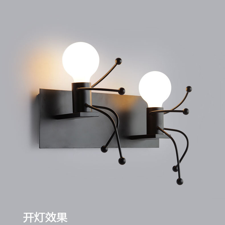 Transfronterizo retro creativo villano de dibujos animados lámpara de pared columpio pequeño hombre de hierro dormitorio arte decorativo lámpara de noche