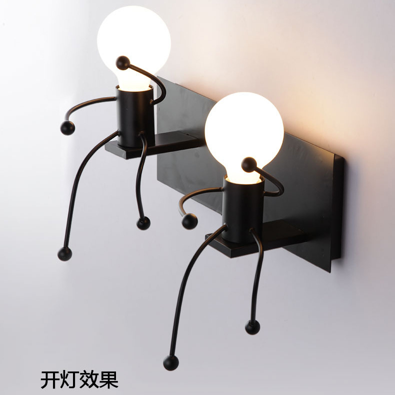 Transfronterizo retro creativo villano de dibujos animados lámpara de pared columpio pequeño hombre de hierro dormitorio arte decorativo lámpara de noche