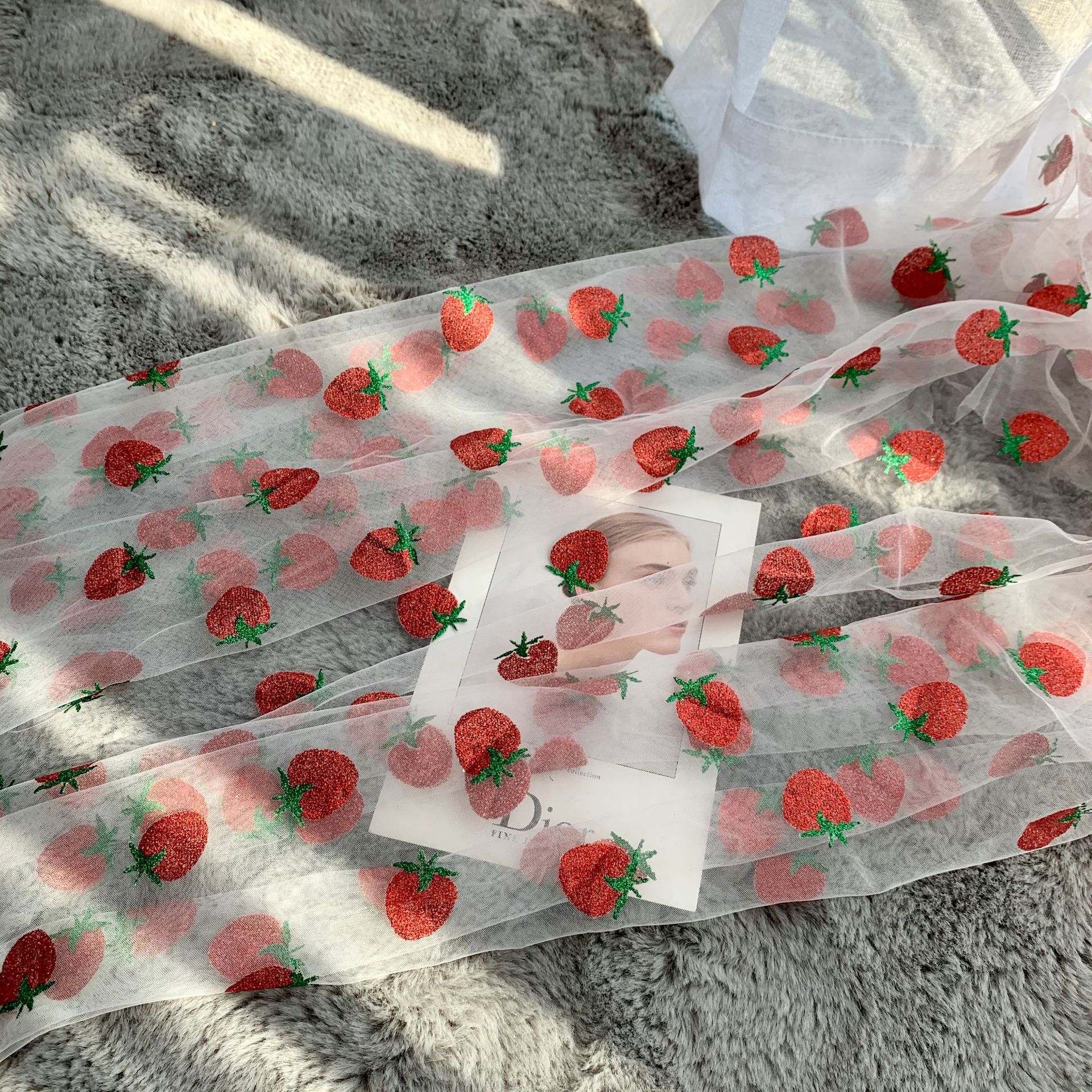 Milan red fresa impresión polvo Malla tela niños Lolita ropa de mujer tela fresa polvo estampado Malla tela