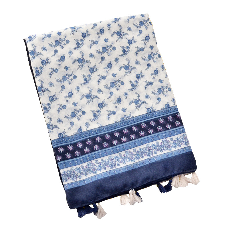 Nueva serie azul y blanco algodón y lino bufanda Amazon caliente retro nacional azul tibetano floral toalla playa chal