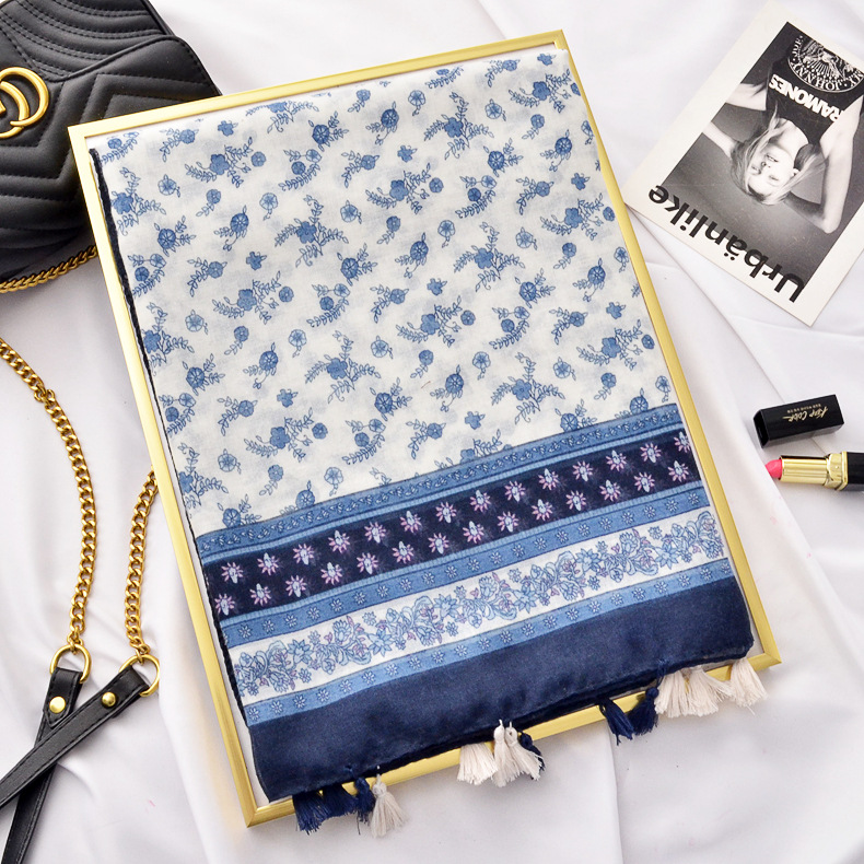 Nueva serie azul y blanco algodón y lino bufanda Amazon caliente retro nacional azul tibetano floral toalla playa chal