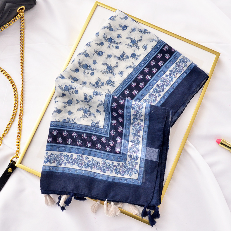 Nueva serie azul y blanco algodón y lino bufanda Amazon caliente retro nacional azul tibetano floral toalla playa chal