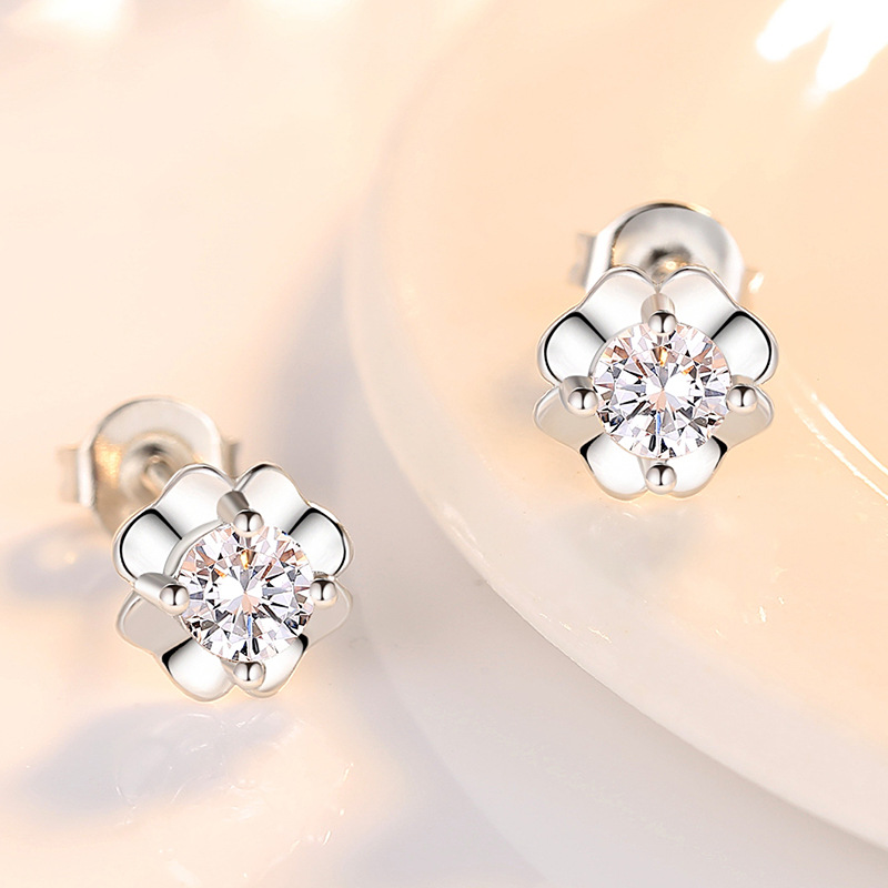 Shengli S925 pendientes de plata esterlina trébol de las mujeres pendientes de flores giratorias japonesas y coreanas pendientes de las mujeres simples 3A circón