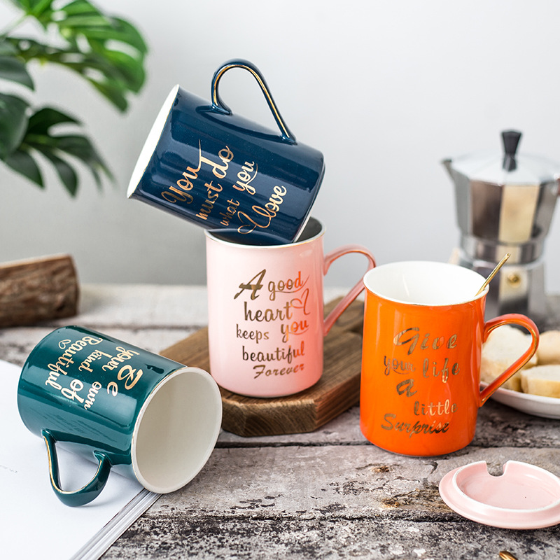 Taza de cerámica creativa pareja taza de leche taza de café hogar con tapa cuchara boda mano con traje LOGO